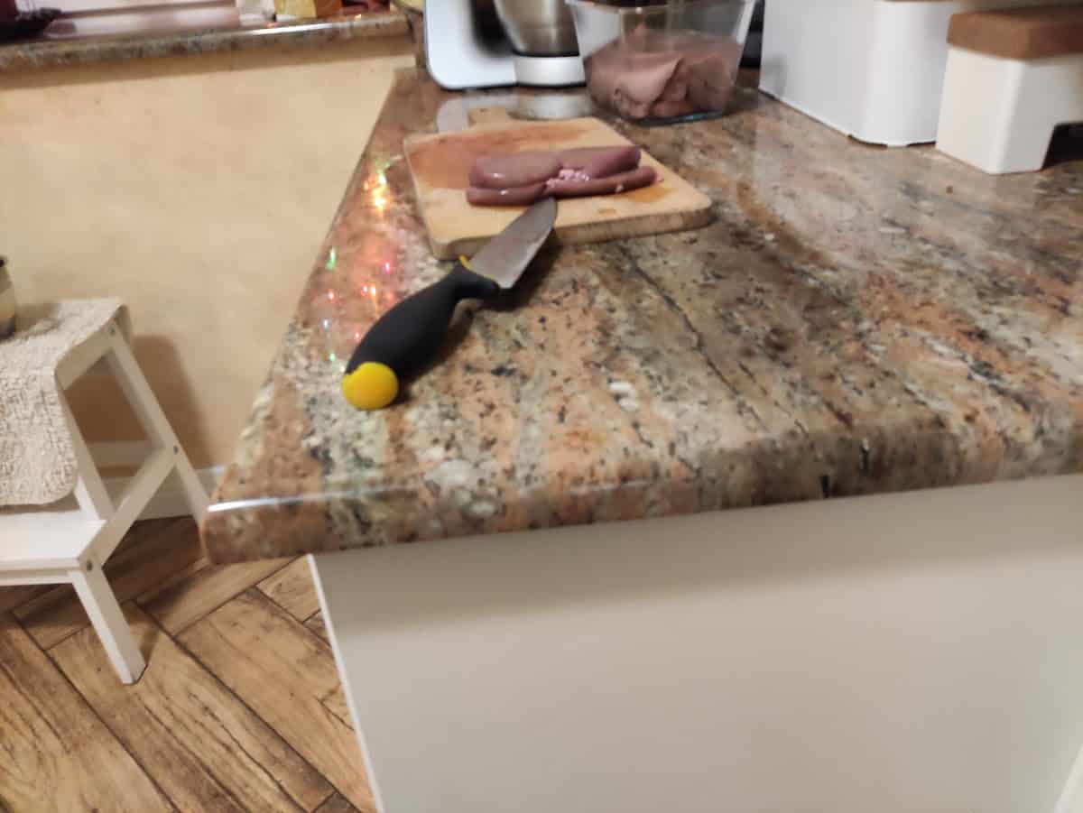 Chop the pork kidneys.