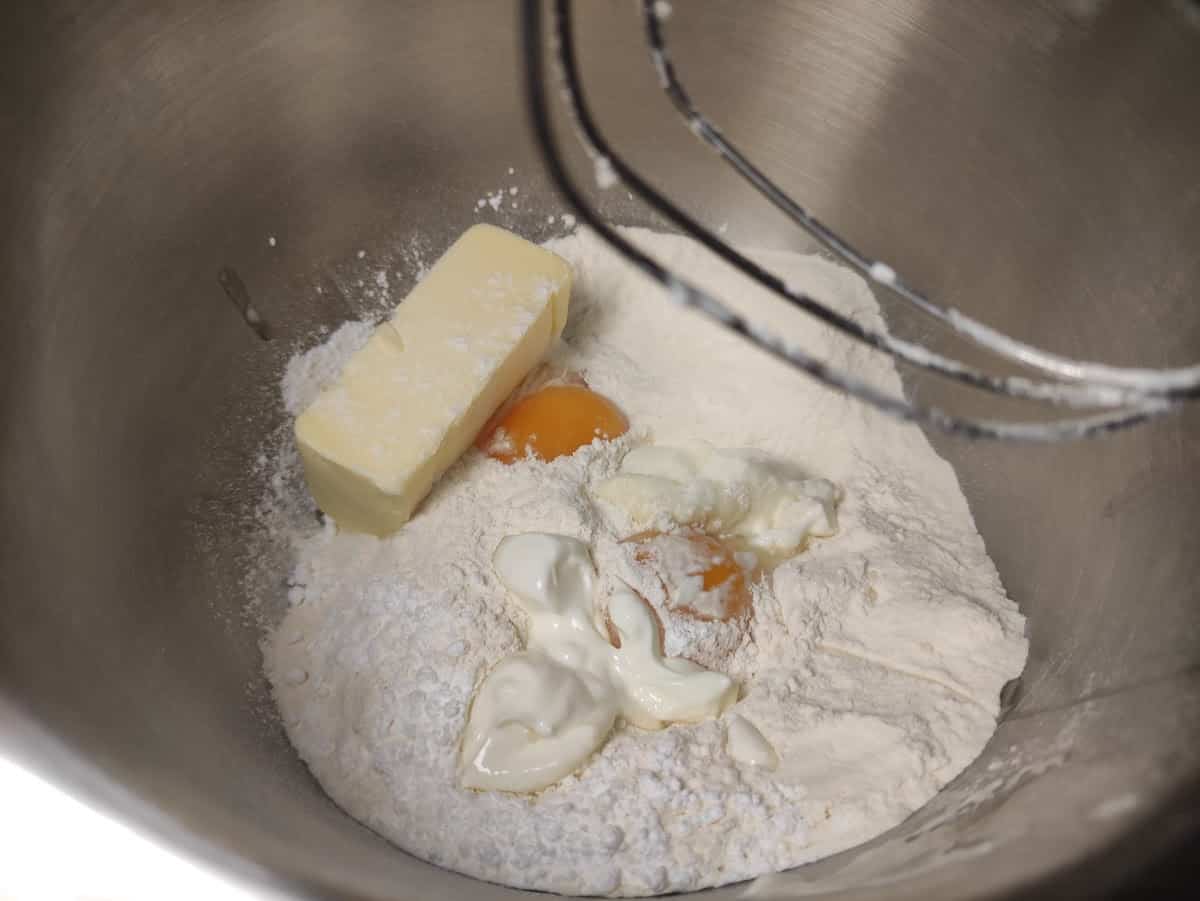 Ingredients for the rogaliki dough.