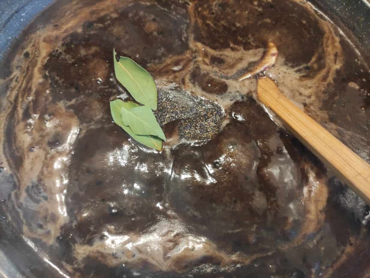 Sos pieczeniowy in a bowl.