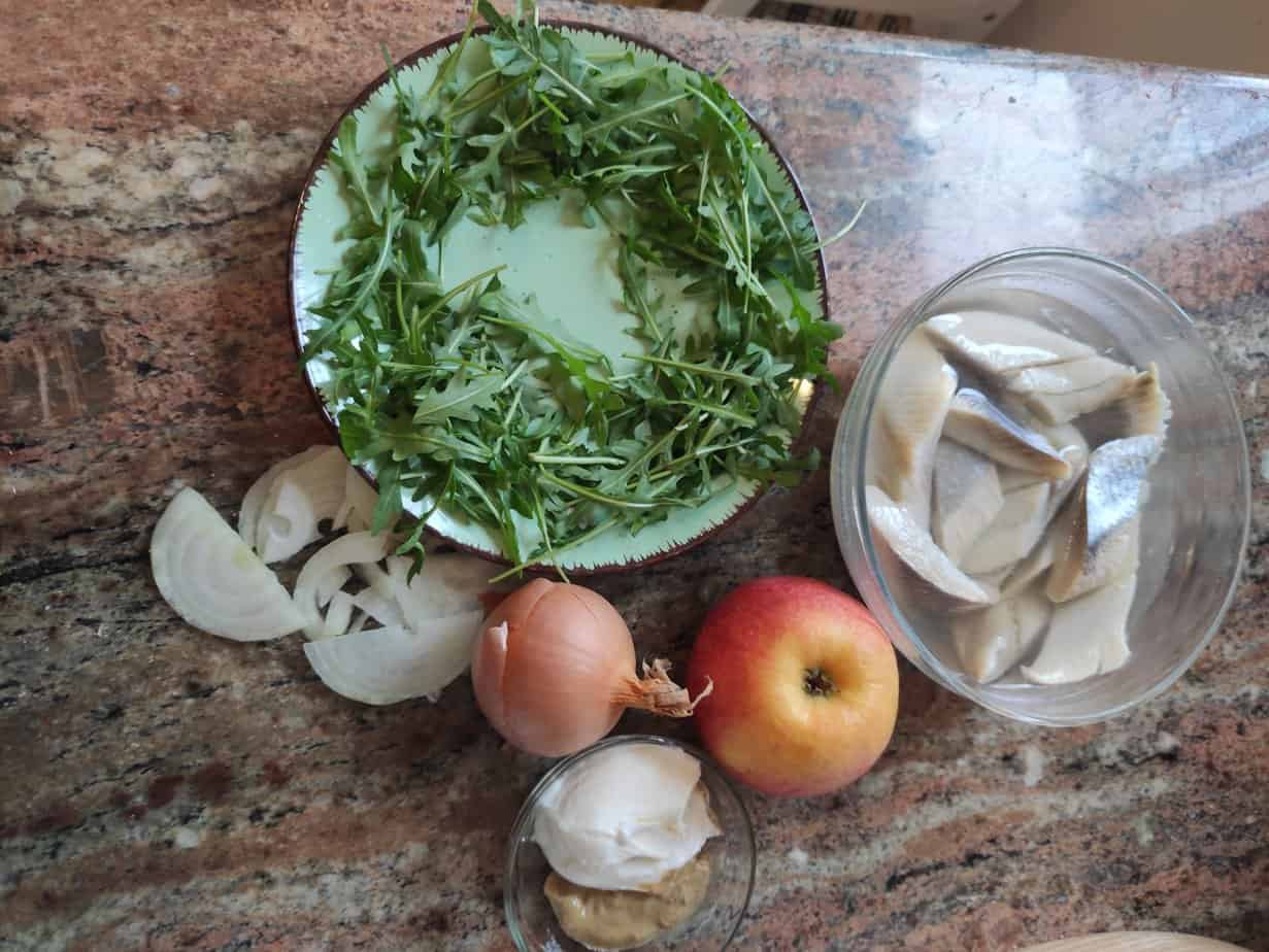 Shape the arugula wreath for the easy herring appetizer