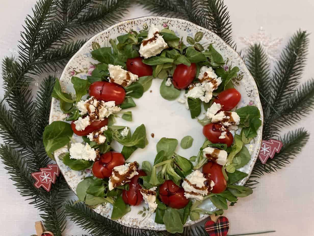 The Christmas wreath salad looks so pretty when it is ready