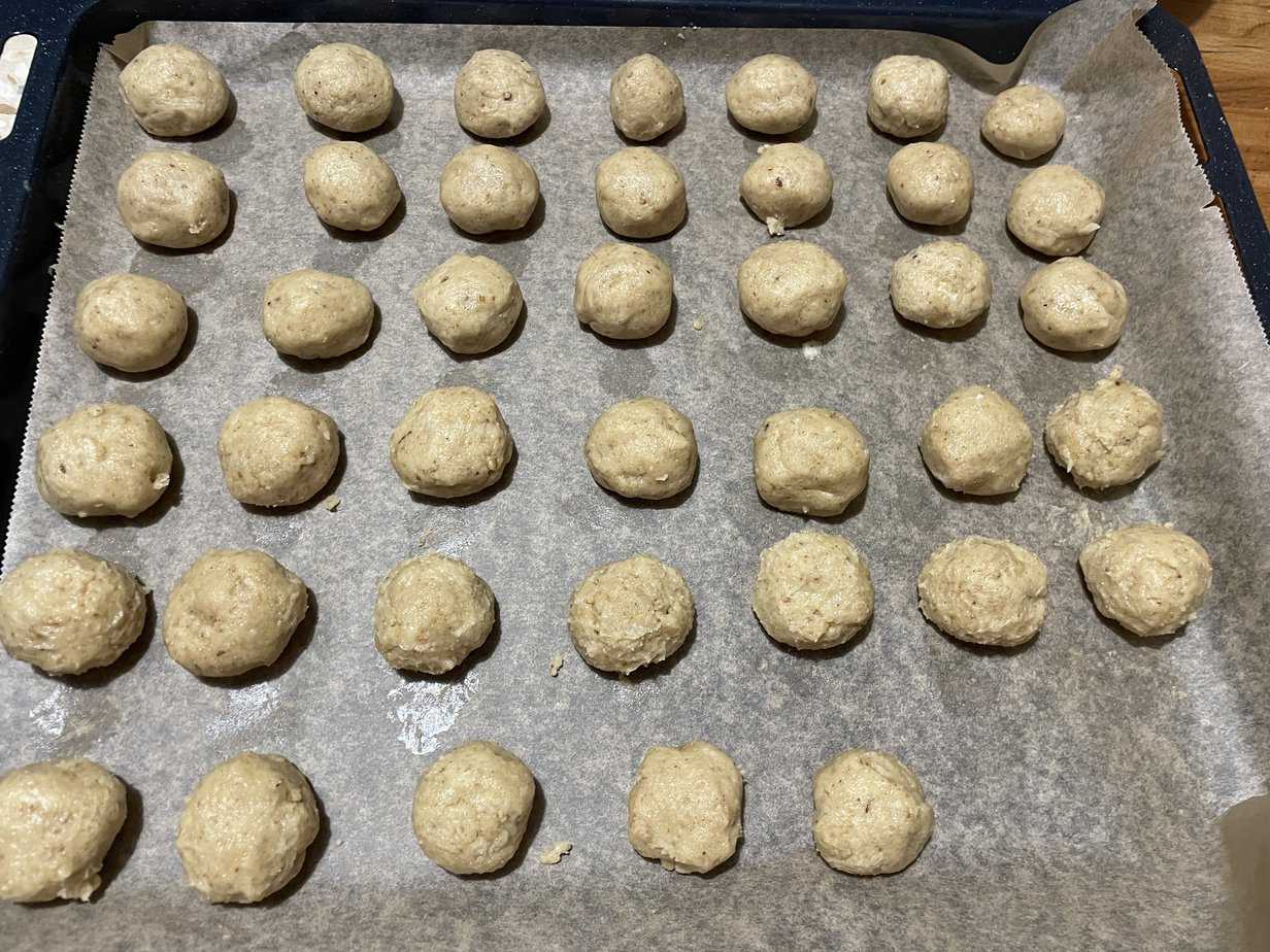 Form small balls with the Polish snowball cookie dough