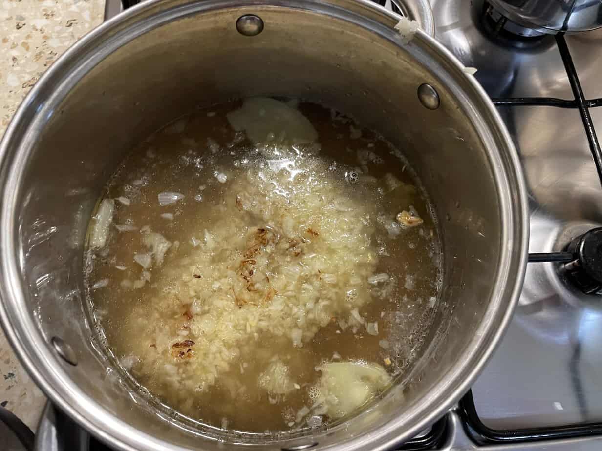 Pour the broth in a large pot.