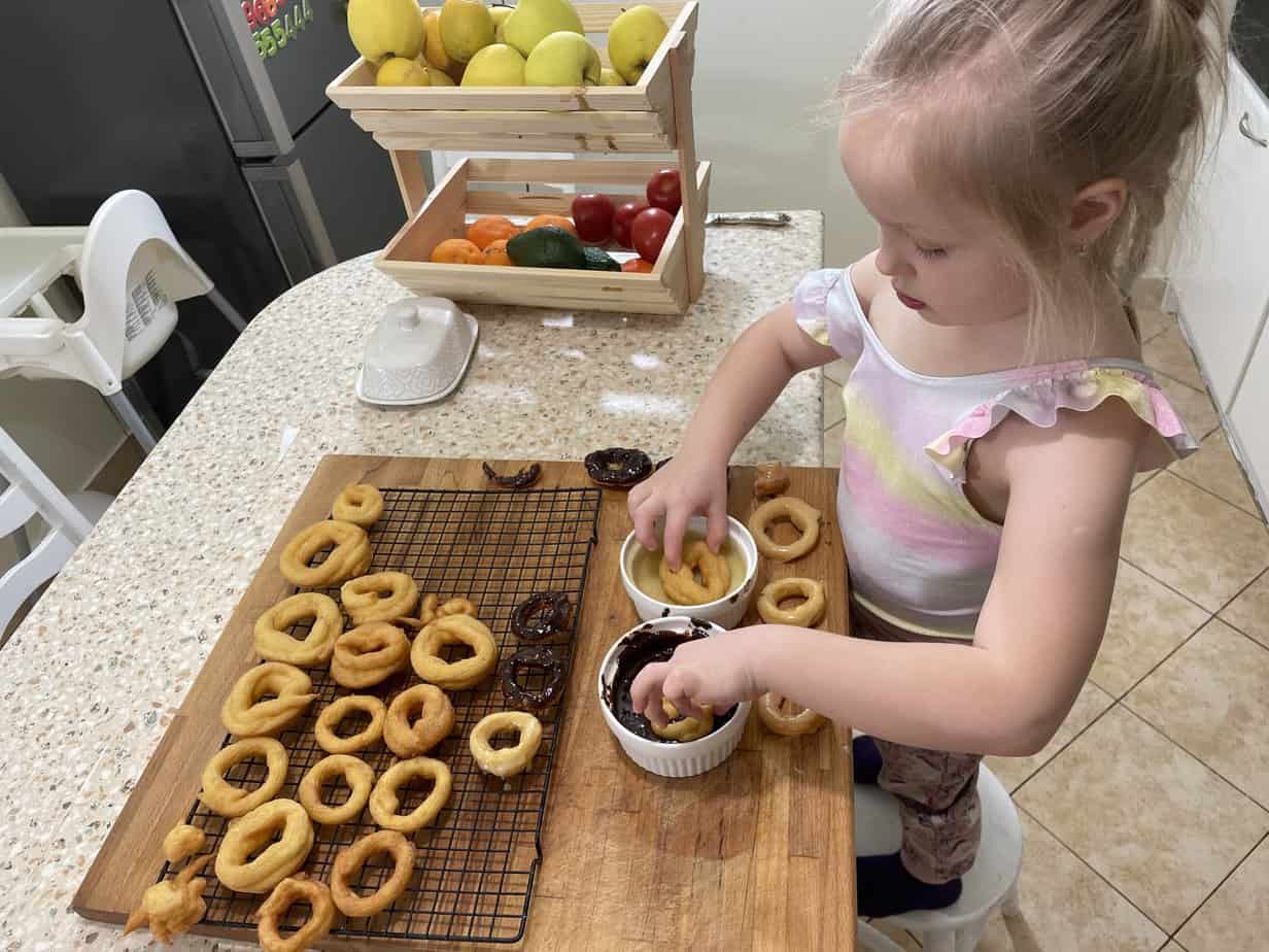 Glaze the Polish nest donuts with chocolate.