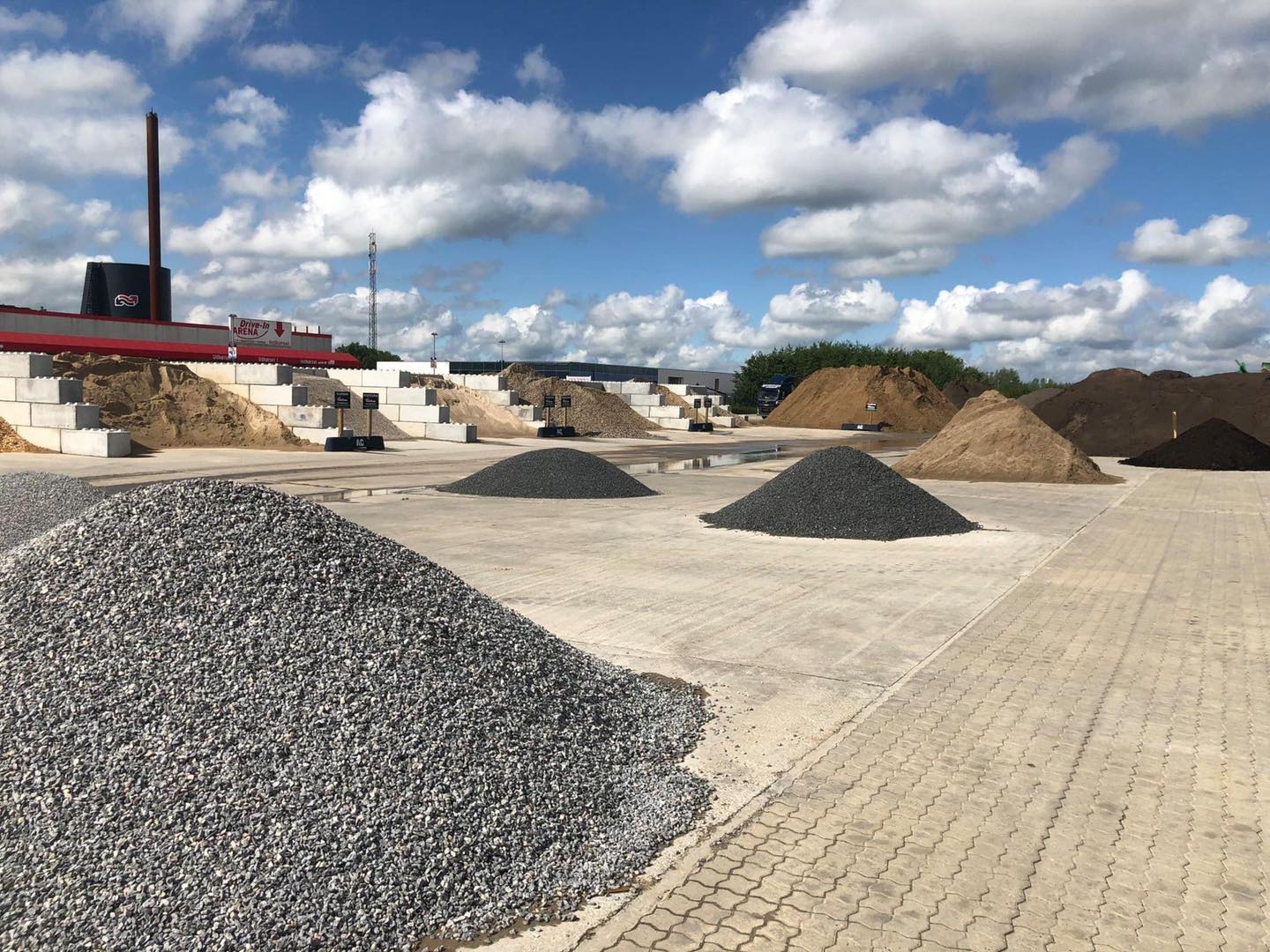 Bunker med grus og sten p&aring; hent selv-pladsen