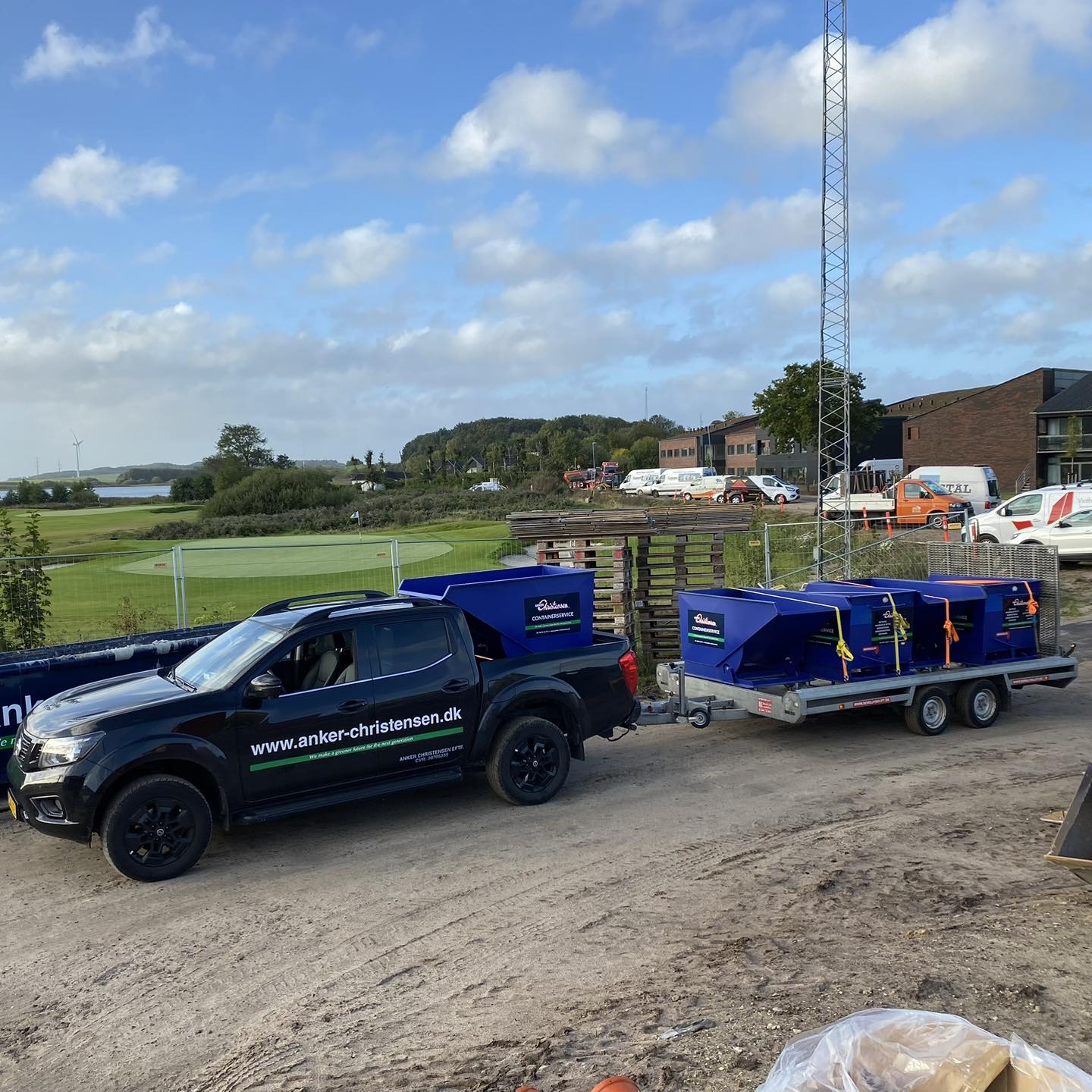 Pickup fra Anker Christensen med sm&aring; containere p&aring; trailer