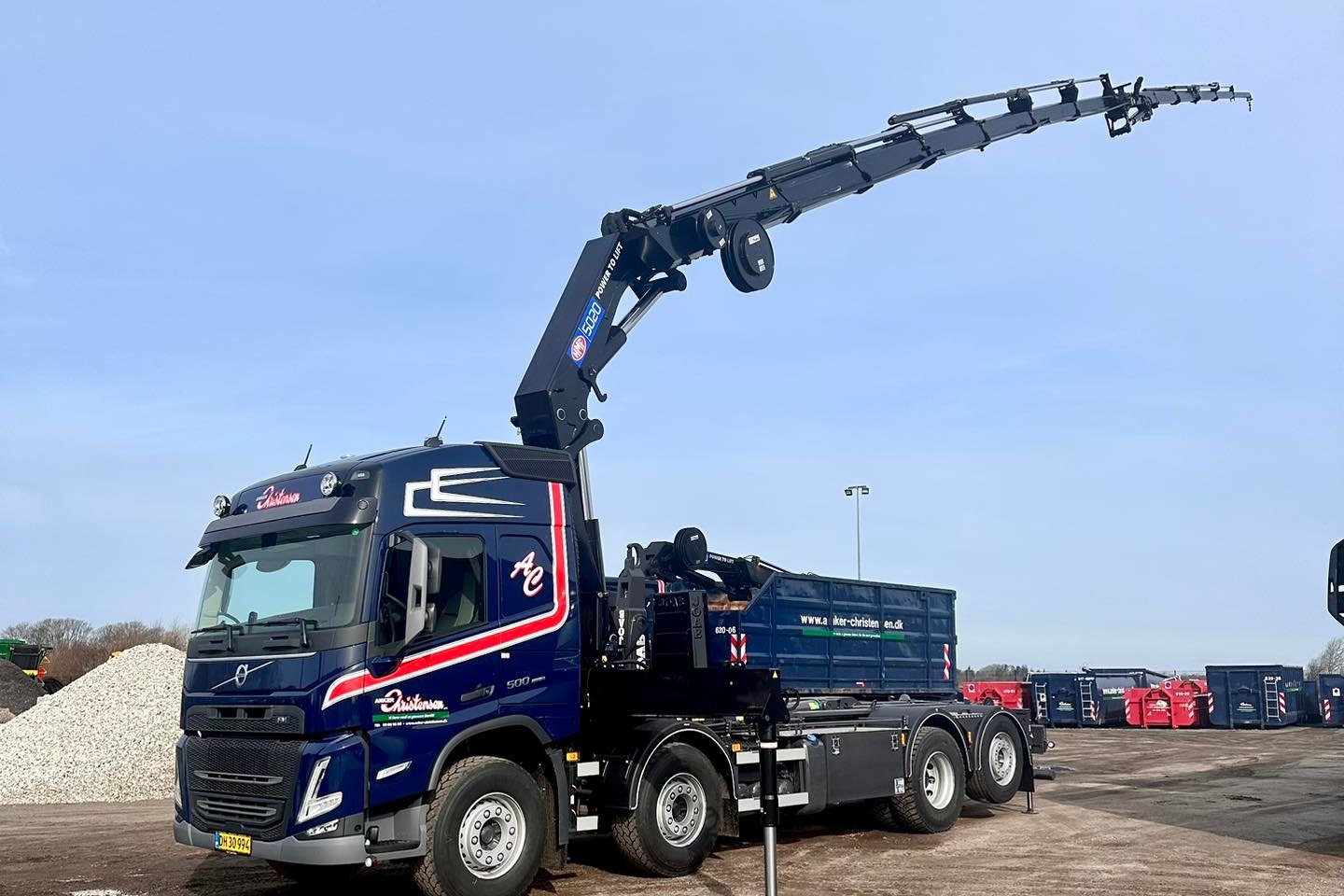Kranbil fra Anker Christensen p&aring; containerpladsen