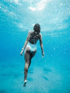 Nageuse en maillot de bain à la mode.