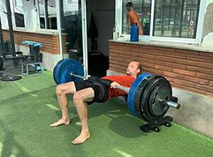 man weight lifting