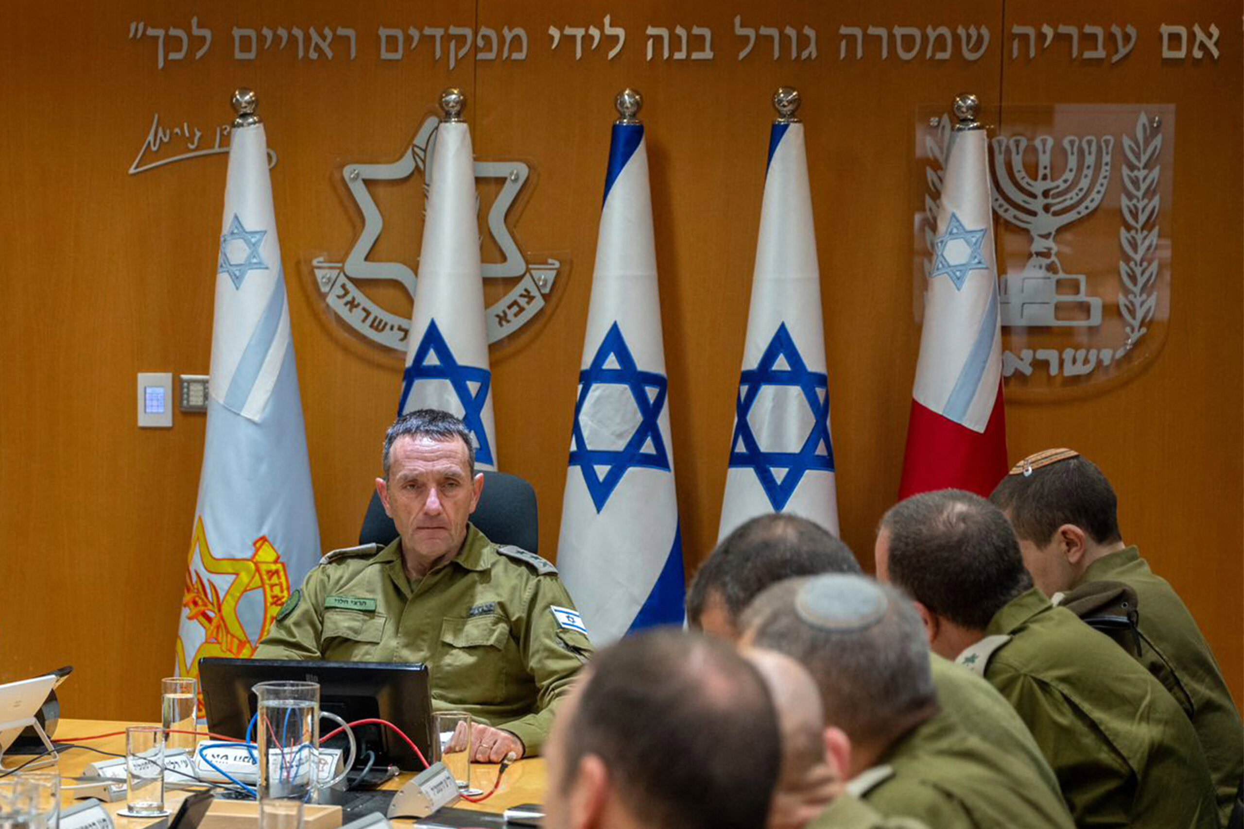 Cette photo publiée par l'armée israélienne montre le chef de l'armée, le lieutenant-général Herzi Halevi (à gauche), assistant à une évaluation de la situation avec des membres du Forum d'état-major général à la base militaire de Kirya, qui abrite le ministère de la Défense à Tel Aviv, le 14 avril. Crédit : AFP / Armée israélienne