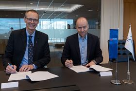 Signing the contract Trond Petter Abrahamsen, director, Framo Services (left) and Kjetel Digre, head of operations and field development, Aker BP (right). Photo: Lars Petter Larsen/Framo.
