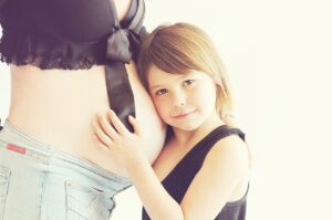 Enfant ventre de femme enceinte