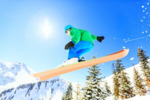Un homme pratique le ski sur les pistes