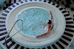 Plusieurs zones de votre corps peuvent être mobilisées avec des exercices dans un Jacuzzi.