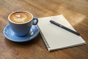 Ue tasse de café filtre de 200 ml contient environ 90 mg de caféine.