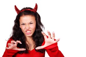 Une femme défuisée pour Halloween
