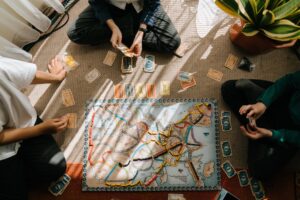 Plusieurs adultes s'amusent autour d'un jeu de société drôle