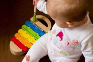 Bébé qui s'amuse avec un jouet éducatif
