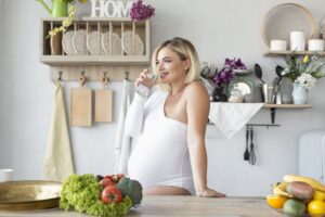 Femme enceinte qui boit