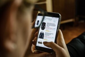 Personne qui consulte site marchand sur son smartphone