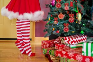 Une petite fille s'apprête à déballer ses cadeaux.