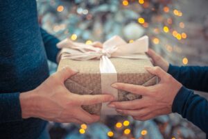 Plusieurs stratégies permettent de réduire les coûts des achats de Noël tout en profitant de l’esprit des fêtes.