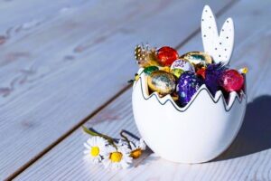 Œufs au chocolat dans un bol avec des oreilles de lapin d Pâques