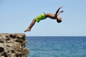 Garçon adolescent qui fait un plongeon