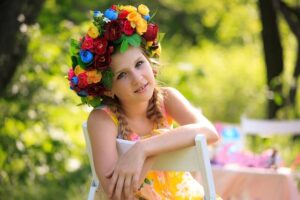 Petite fille avec une couronne de fleurs sur la tête