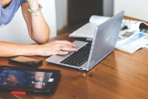 Femme sur un ordinateur portable