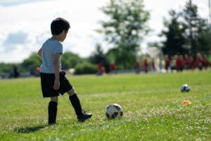 Jeune garçon qui joue au foot