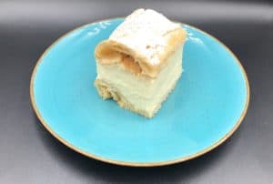 A Karpatka Cake on a blue plate.