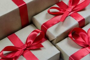 De nombreuses personnes décident de mettre fin au rituel de s’offrir des cadeaux entre adultes à Noël.