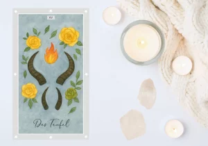 Lebenswege: Energie der Tarotkarte „Der Teufel“ Energie der Tarotkarte „Der Teufel“. Abgebildet auf weißem Untergrund, umgeben von zwei weißen Kristallen und Teelichtern. Die Karte zeigt zwei Paar Teufelshörner, flankiert von drei gelben und einer grünen Rose sowie einer roten-orangenen Flamme in der Mitte der oberen Hörner.