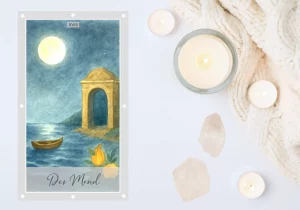 Finanzstrategien für verschiedene Lebensphasen: Tarotkarte „Zwei der Stäbe“ Aquarell-Illustration der Tarotkarte Der Mond: Ein heller Vollmond leuchtet über einem blaugrauen Nachthimmel und wirft sein Licht auf ein Meer mit sanftem Wellengang. Auf dem Wasser treibt ein kleines Boot. Am Ufer erhebt sich ein großer steinerner Torbogen, der wie ein Eingang in eine neue Welt wirkt. Im Vordergrund blühen gelbe Rosen.