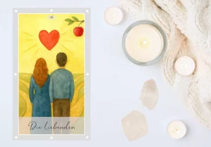 Finanzstrategien für verschiedene Lebensphasen: Tarotkarte „Zwei der Stäbe“ Eine Tarotkarte im Aquarellstil zeigt eine Frau und einen Mann, die nebeneinander stehen und in die Ferne blicken. Vor ihnen verzweigen sich mehrere Wege, die in einen hellgelben Horizont führen. Am Himmel leuchtet ein rotes Herz wie eine Sonne und strahlt warmes Licht auf sie herab. Rechts oben hängt ein einzelner roter Apfel an einem Ast.