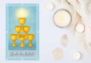 Aquarellartige Tarotkarte „Sechs der Kelche“: Vor einem hellblauen Hintergrund stehen sechs goldene Kelche in einer pyramidenähnlichen Anordnung. Darüber strahlt ein weißlich-goldener Fixstern mit sanften Lichtstrahlen nach außen.