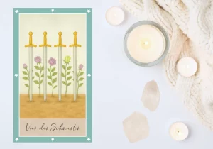 Vier aufrecht in braune Erde gesteckte Schwerter mit goldenen Griffen stehen nebeneinander. Zwischen ihnen wachsen Rosen mit hell-violetten und hell-grünen Blüten. Der Hintergrund ist ein sehr helles, freundliches Grau im Aquarellstil.