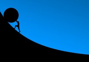 Silhouette qui pousse une lourde pierre