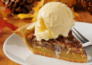 homemade-ice-cream-ideas-for-thanksgiving-image-2-classic-apple-pic-with-a-scoop-of-ice-cream-on-top-frosted-fusions