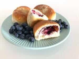 Polish blueberry buns are delicious.