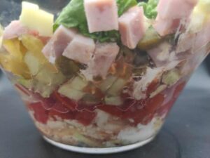 Sałatka warstwowa z szynką.