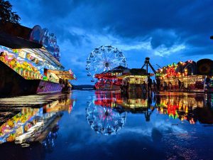 fête foraine de nuit sur l'eau