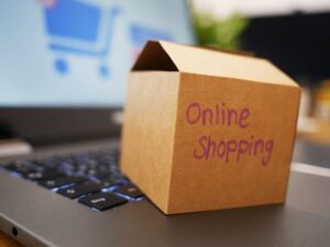 Carton sur clavier d'ordinateur