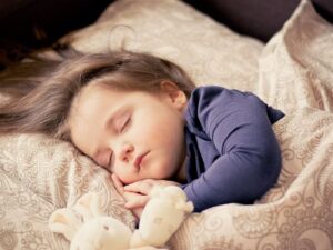 Petite fille endormie avec son doudou