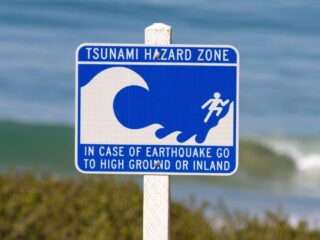 Sismo de magnitud 7,6 en el extremo sur activa estado "informativo" por tsunami en Chile continental