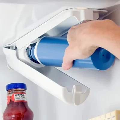 Hand changing refrigerator water filter