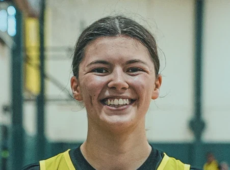 jade malbourne lächelt im Jahr 2024
