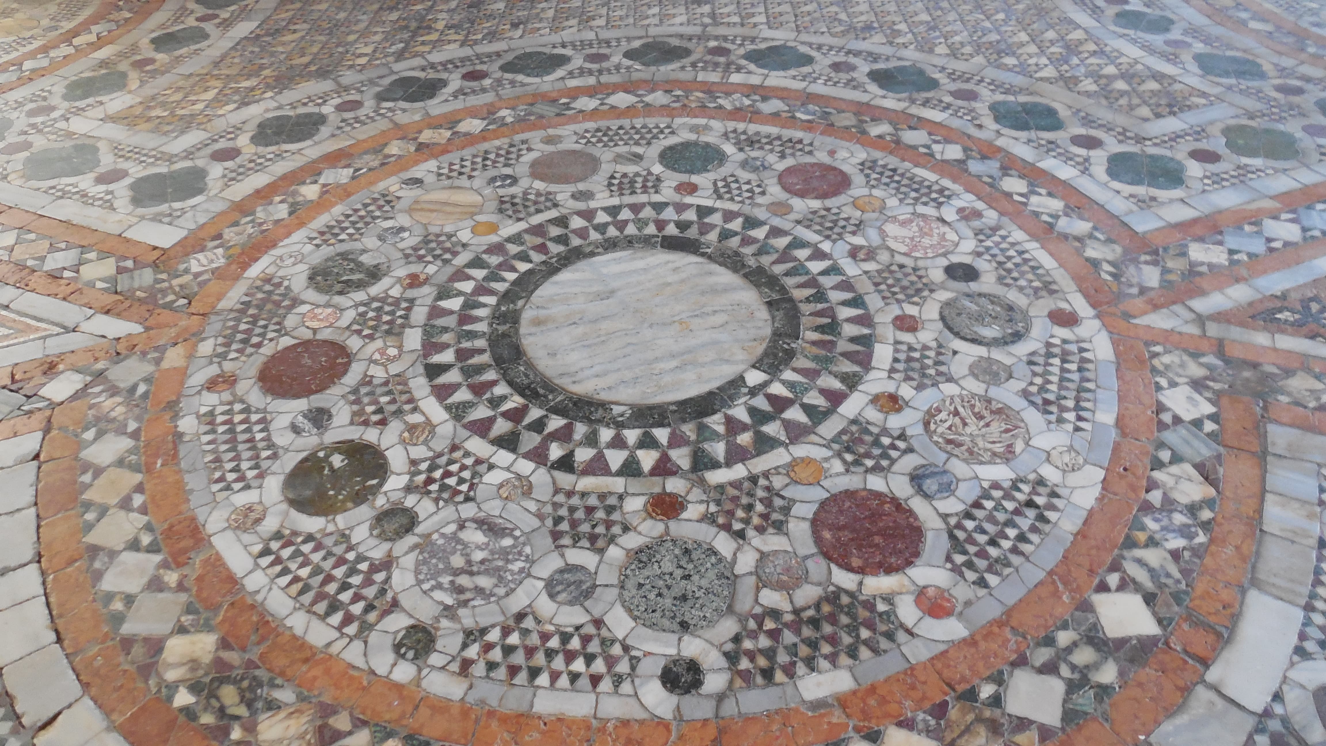 Le pavement en marbre de l'ancien palais Franchetti