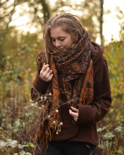yak-schal-poncho-blumen-paisley-schwarz